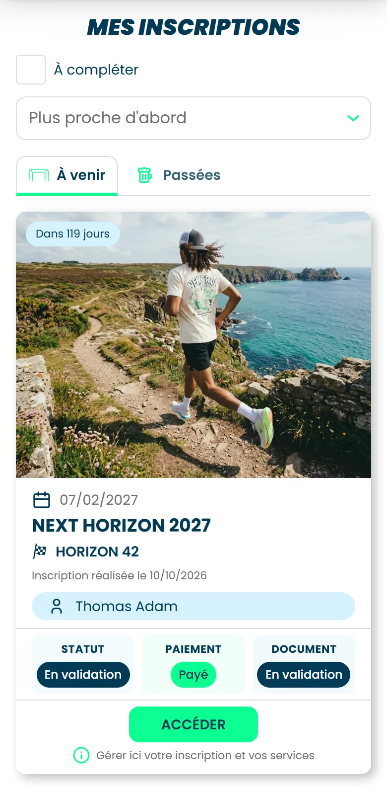 L'écran Mes inscriptions sur un téléphone, avec la case À compléter, les onglets À venir et Passées et la carte d'une course
